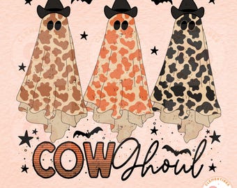 Peut inclure: Trois fantômes portant des chapeaux de cowboy et des motifs à imprimé vache. Les fantômes volent dans les airs avec des chauves-souris et des étoiles en arrière-plan. Le texte "COW GHOUL" est écrit en lettres orange et noires sous les fantômes.