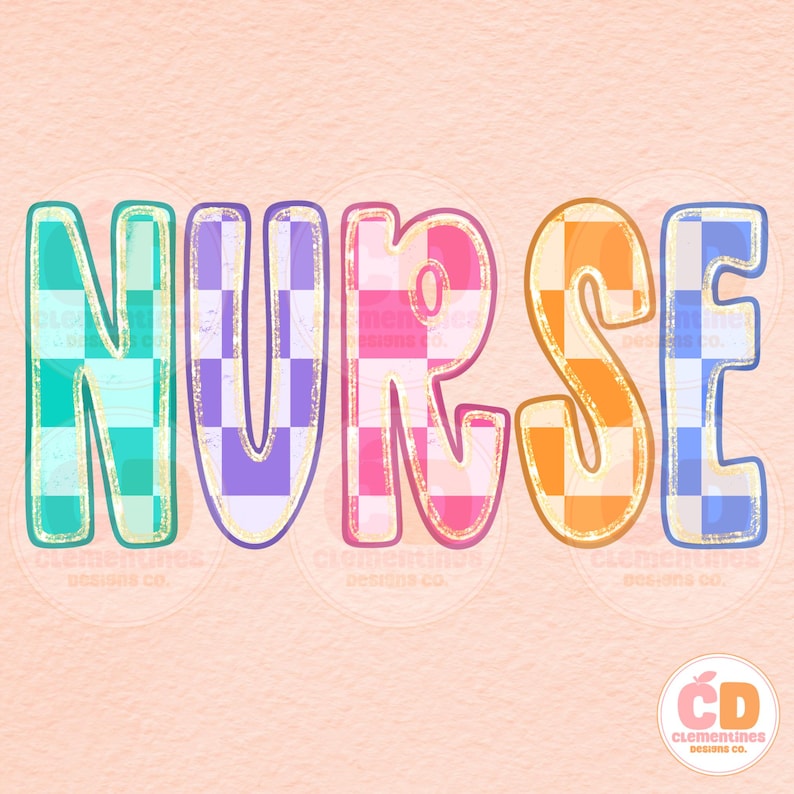 Pu&ograve; includere: Design grafico colorato che dice la parola "NURSE". Ogni lettera &egrave; di un colore e motivo diverso, inclusi disegni a scacchi turchesi, viola, rosa, arancioni e blu. Il design ha un contorno dorato ed &egrave; ambientato su uno sfondo color pesca.