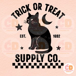 Op de afbeelding: Illustratie van een zwarte kat met de tekst "TRICK OR TREAT SUPPLY CO." en het jaar "1692". Het ontwerp bevat sterren en een maan op een perzikachtergrond. Het ontwerp heeft een vintage, verweerde uitstraling.