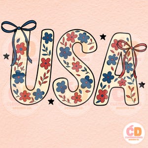 Pu&ograve; includere: USA scritto in grandi lettere bianche con disegni floreali rossi, bianchi e blu. Le lettere sono contornate di nero. Ci sono piccole stelle sparse intorno alle lettere.