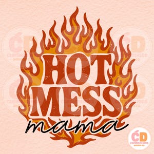 以下が含まれることがあります： 「HOT MESS MAMA」の文字を炎のデザインで表現したレトロスタイルのグラフィック。 太字でかすれたフォントのテキストは、オレンジと黄色の炎に囲まれ、桃色の背景に配置されています。