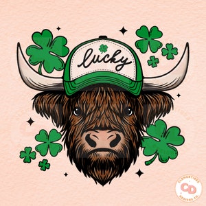 Könnte beinhalten: Eine braune und weiße Highland-Kuh, die eine grüne Baseballkappe mit dem Wort "lucky" trägt. Die Kuh ist von grünen vierblättrigen Kleeblatt-Illustrationen umgeben.
