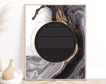 Op de afbeelding: Zwart-wit marmerprint met gouden accenten. Een cirkel met een zwarte achtergrond en witte tekst bevindt zich in het midden. De tekst luidt "Love & Happiness".