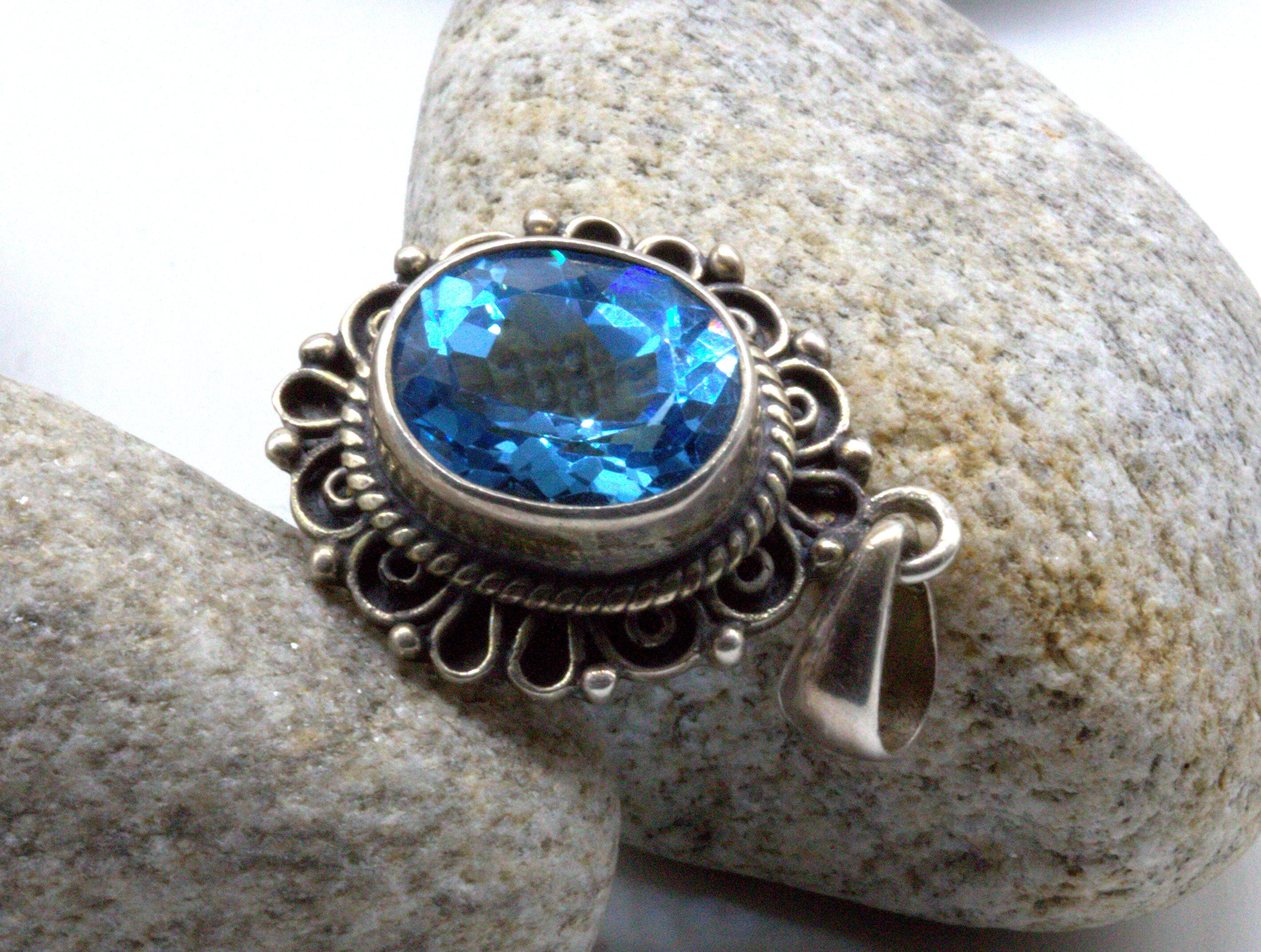 SHNAYA JEWELS Ciondolo alla moda in argento Sterling 925 con topazio azzurro naturale, 3 cm, realizzato a mano, unisex, designer, vintage, fidanzamento, festa della mamma, anniversario, compleanno