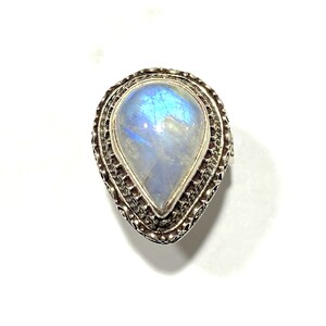 Pietra di luna arcobaleno e anello d&#39;argento. Anello fatto a mano in argento sterling 925. Gioielli fatti a mano. Anello unico in stile vintage.