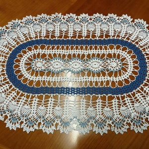 Wit en blauw handgemaakt groot langwerpig kleedje. 27 x 17 inch