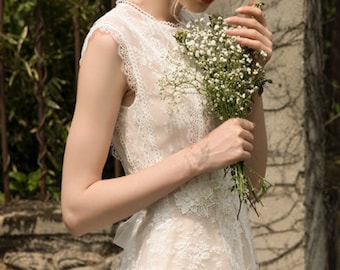 Classic Lace Wedding Dress Round Neck A-line Bridal Dress With Train, Beach Wedding Dress