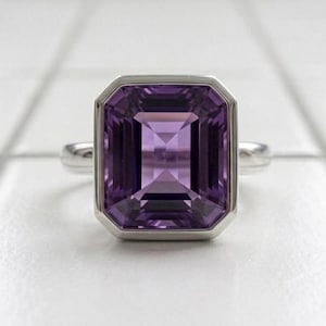 Anillo de amatista talla esmeralda con engaste de plata, anillo llamativo con una gran piedra preciosa púrpura, joyería estilo art déco, regalo de piedra natal de febrero