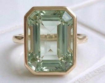 Anel de prata banhado a ouro com corte esmeralda, anel minimalista com engaste em bisel, joia moderna para coquetel com grande pedra de ametista verde.