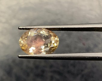 Piedra solar natural de Oregón: Schiller de cobre color melocotón, ovalada (7,9 x 9,6 mm)
