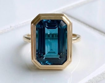 Anillo de topacio azul de Londres con talla esmeralda, anillo con engaste de plata de ley chapado en oro, anillo moderno y llamativo para mujer, joyería minimalista con piedras preciosas.