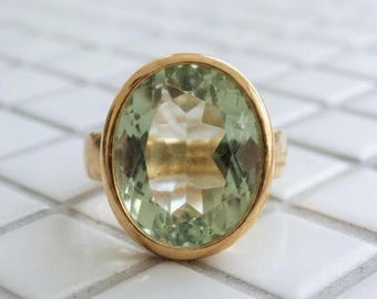 Anello in argento sterling placcato oro / Anello vistoso con grande ametista verde ovale / Gioielli minimalisti in oro per donna / Anello con pietra preziosa fatto a mano