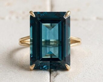 Anello con topazio blu di Londra taglio smeraldo, anello in argento placcato oro 14 carati, grande anello vistoso con gemma blu, gioiello minimalista per donna