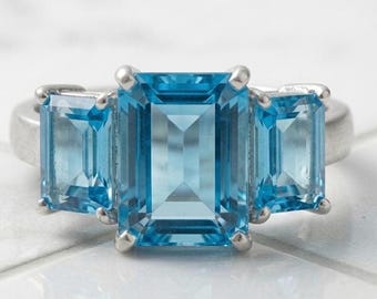 Blautopas-Drei-Stein-Ring, Smaragdschliff-Blautopas-Verlobungsring, Sterlingsilber-Edelsteinring, Statement-Ring für Sie