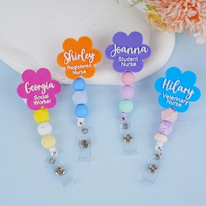 Porta credencial con flores personalizado, porta credencial con cuentas y nombre, porta credencial retráctil, porta credencial de enfermera, accesorios para credencial, idea de regalo