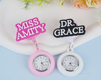 Reloj de bolsillo con nombre personalizado, reloj colgante con nombre personalizado, reloj colgante retráctil para enfermera, reloj de enfermera con clip, accesorios para insignias, regalo para ella.