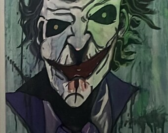 Peut inclure: Une peinture sur toile représentant le portrait stylisé d'un personnage aux cheveux sombres ébouriffés, au visage peint en blanc, au large sourire rouge et au maquillage sombre. Le personnage porte une veste et une chemise violettes.