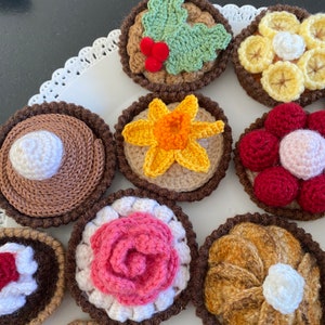 TARTES crochetée en laine fait main par mes soins. Ces créations amuseront votre enfant pour jouer à la marchande ou la dinette image 9