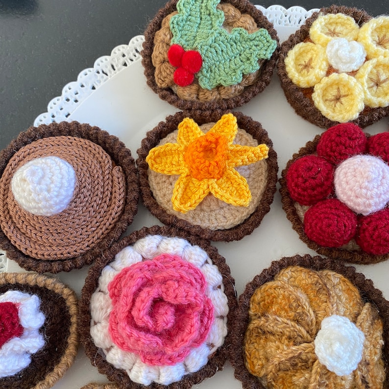 TARTES crochetée en laine fait main par mes soins. Ces créations amuseront votre enfant pour jouer à la marchande ou la dinette image 9