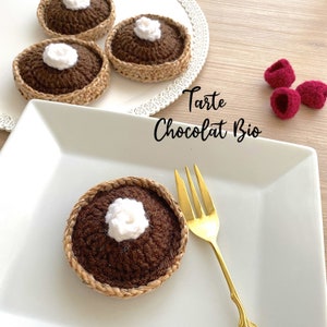 TARTES crochetée en laine fait main par mes soins. Ces créations amuseront votre enfant pour jouer à la marchande ou la dinette Tarte Chocolat bio