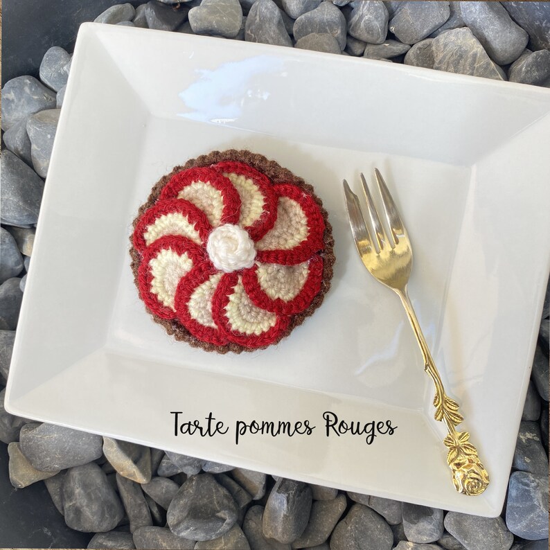 TARTES crochetée en laine fait main par mes soins. Ces créations amuseront votre enfant pour jouer à la marchande ou la dinette tarte pomme rouge