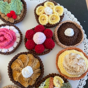 TARTES crochetée en laine fait main par mes soins. Ces créations amuseront votre enfant pour jouer à la marchande ou la dinette image 8