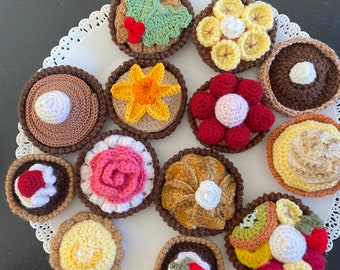 TARTES  crochetée en laine  fait main par mes soins. Ces créations amuseront votre enfant pour jouer à la marchande ou la dinette