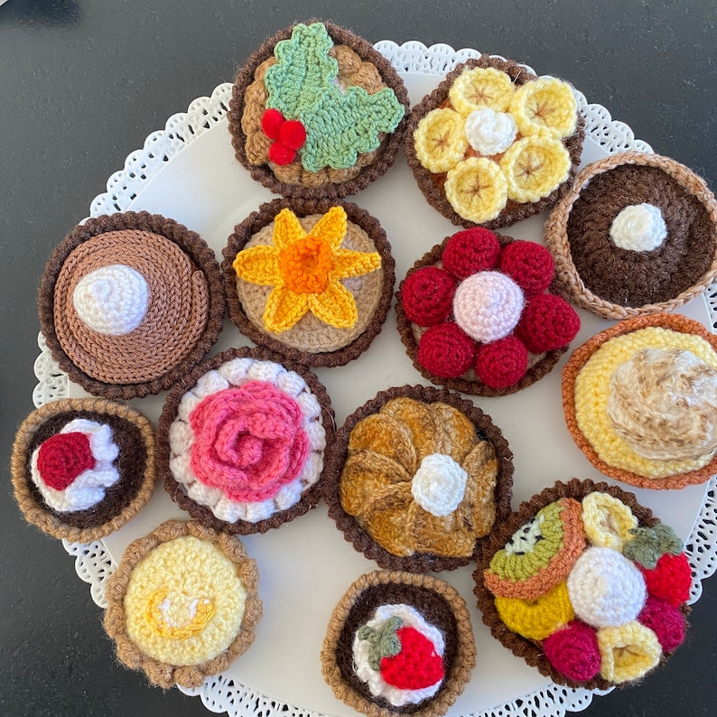 TARTES crochetée en laine fait main par mes soins. Ces créations amuseront votre enfant pour jouer à la marchande ou la dinette image 1