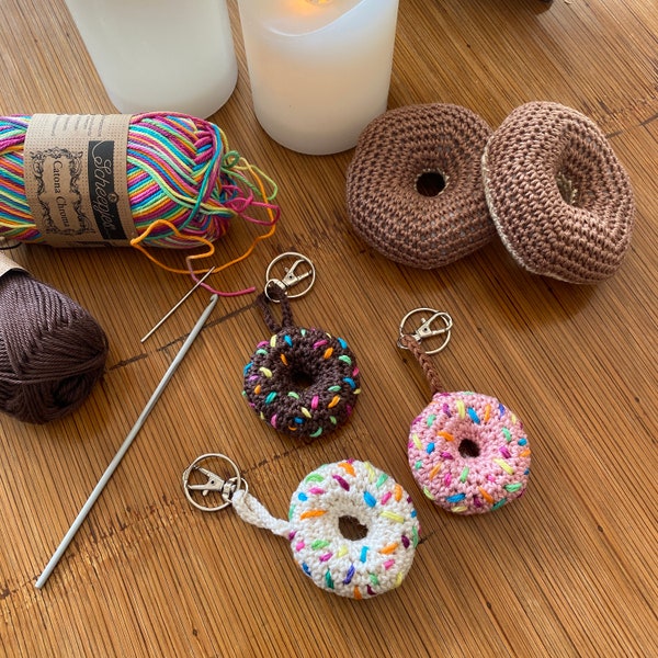 PORTE CLES, BIJOU de sac  gourmands tricotés au crochet.... des petites gourmandises a accrocher partout. Donuts, biscuits, gâteaux.