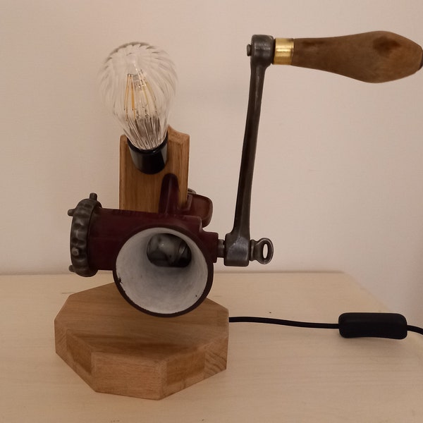 lampe crée en upcycling sur ancien hachoir à viande céramique