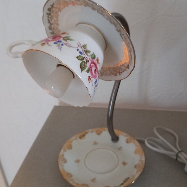 lampe crée avec des tasse soucoupes porcelaine