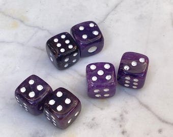 Par de dados de amatista: amuletos de la suerte de piedras semipreciosas