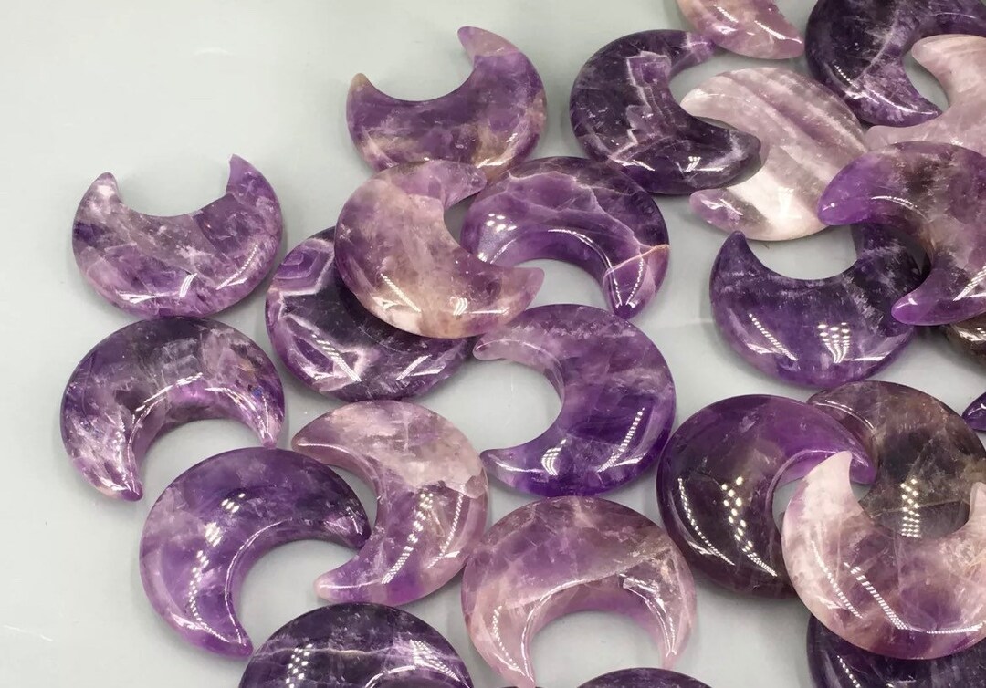 Amethyst Moon Carved Crystal: Reiki Healing Crescent (30mm)