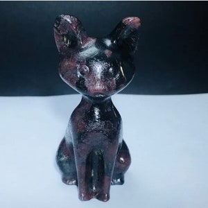 Garnet kitty cat. Cat lovers, figurine, statue, curio, gemstone, semiprecious, crystal