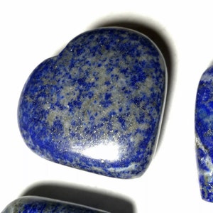 Natuurlijke lapis lazuli-hartpalmsteen van ongeveer 2 inch gezwollen