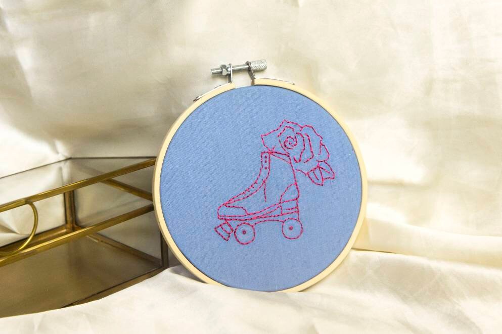 Tambour Brodé Main - Motifs Roller Quad et Rose Décoration Murale