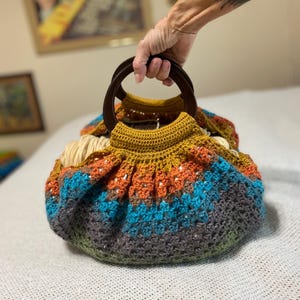 Bolsa de crochet con asa de madera y forro de abeja ocupada