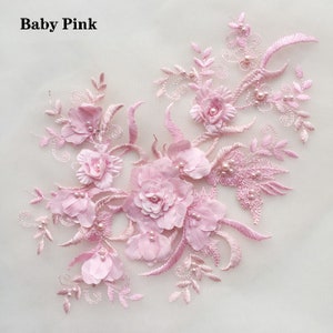 Puede incluir: Aplique floral rosa con adornos de perlas. Este delicado diseño de encaje presenta flores 3D y bordados intrincados.