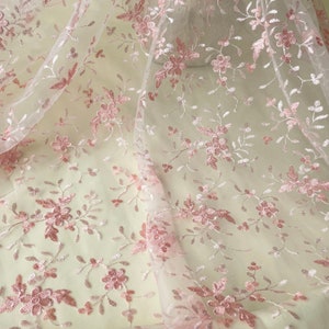 Tecido de renda bordada com flores rosa, tecido decorativo floral, tecido de renda bordada em malha com flores rosa para projeto de vestido de verão, projeto de artesanato
