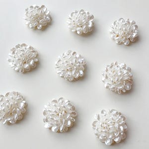 3 piezas de cabujones de flores de perlas con cuentas, botones florales blancos 3D con base de metal, suministros para la creación de joyas nupciales DIY, accesorios para manualidades para pendientes