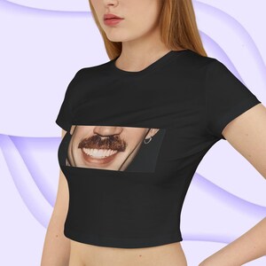 Maglietta per neonati con baffi Dom Dolla, top corto, festival, concerti, musica house, EDM, outfit da rave, regalo da rave immagine 2