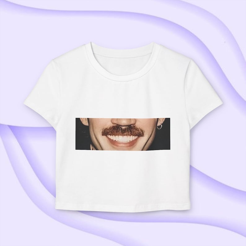 Maglietta per neonati con baffi Dom Dolla, top corto, festival, concerti, musica house, EDM, outfit da rave, regalo da rave immagine 3