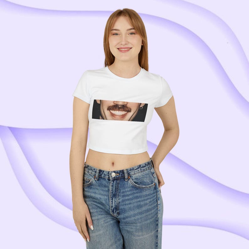 Maglietta per neonati con baffi Dom Dolla, top corto, festival, concerti, musica house, EDM, outfit da rave, regalo da rave immagine 1