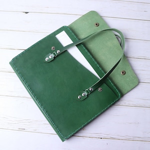 Housse multifonctionnelle en cuir véritable vert avec poignée et poche frontale pour Remarkable Paper Pro, Remarkable 2 1 fil cousu main 8IAR4RE