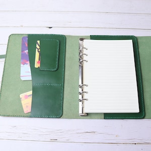 Housse multifonctionnelle verte en cuir véritable avec poignée et poche frontale pour carnet de notes 6 anneaux A5/A6/A7 8IAR6R