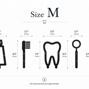 Peut inclure: Un ensemble de cinq d&eacute;corations murales noires sur le th&egrave;me dentaire &eacute;tiquet&eacute;es Taille M, comprenant un tube de dentifrice, une brosse &agrave; dents, une dent, un miroir dentaire et une sonde. Chaque objet affiche des dimensions en cm de 3,8 &agrave; 22 cm.