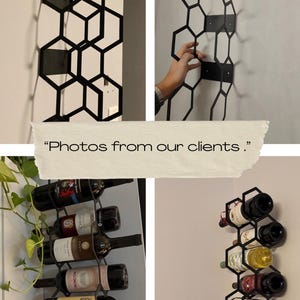 Puede incluir: Botellero de metal negro con dise&ntilde;o geom&eacute;trico de panal. El estante est&aacute; montado en la pared y contiene varias botellas de vino. La imagen incluye el texto "Fotos de nuestros clientes."