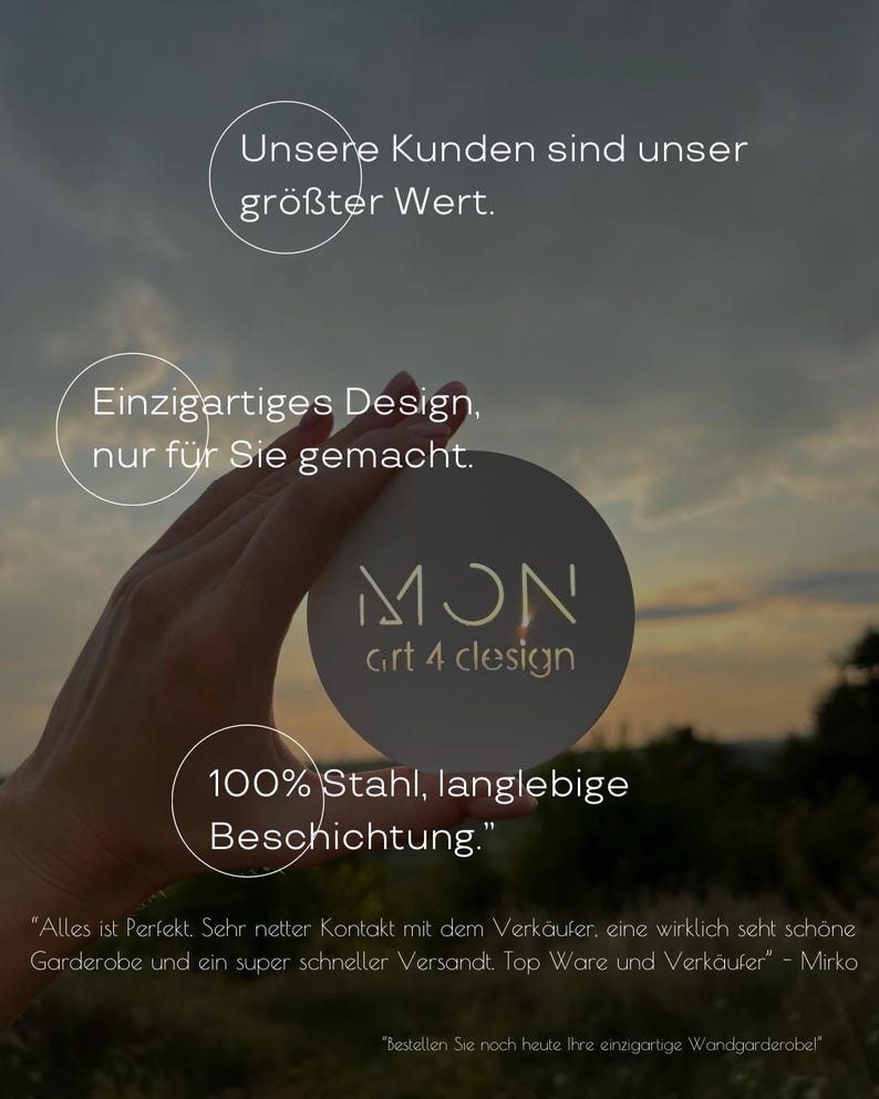 May include: A round, metallic object with the text "MON art 4 clesign" is held up against a blurred outdoor background. The object has the text "100% Stahl, langlebige Beschichtung." and other German text in a circle.
