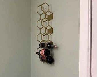 Botellero de pared geométrico moderno con diseño de panal dorado, de metal, para 6-8 botellas, con diseño único.
