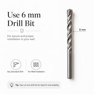 Op de afbeelding: Een zilverkleurige metalen boor met een hardmetalen punt, weergegeven naast de tekst Use 6 mm Drill Bit, For secure and proper installation in your wall, Any Standard Drill, For Wall Installation, en Tip: Use a 6 mm drill bit for best fit.